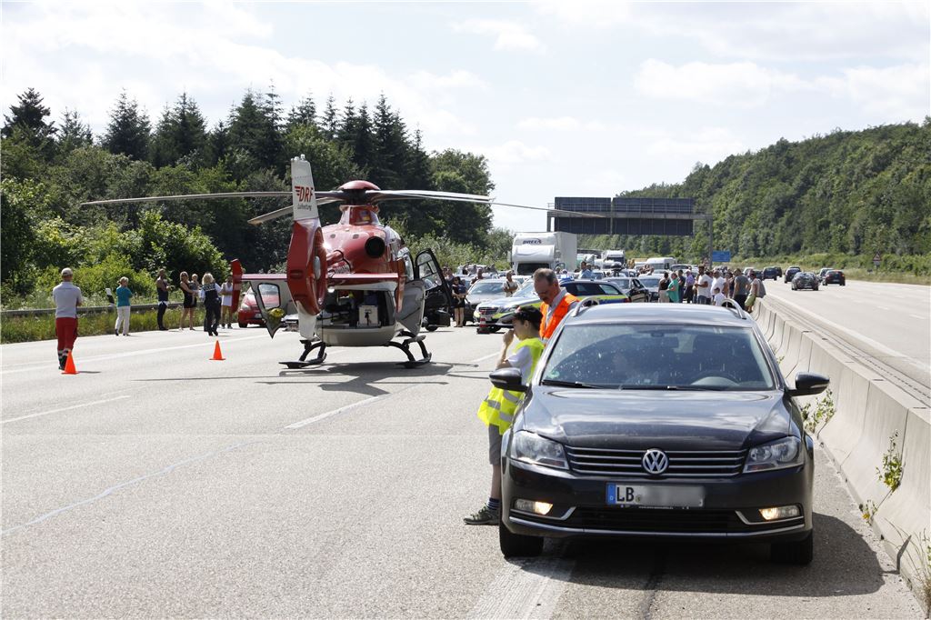 schwerer Verkehrsunfall auf der A8 bei Pf-West - 3 Fahrzeuge und mehrere Verletzte darunter 1 schwer Verletzter