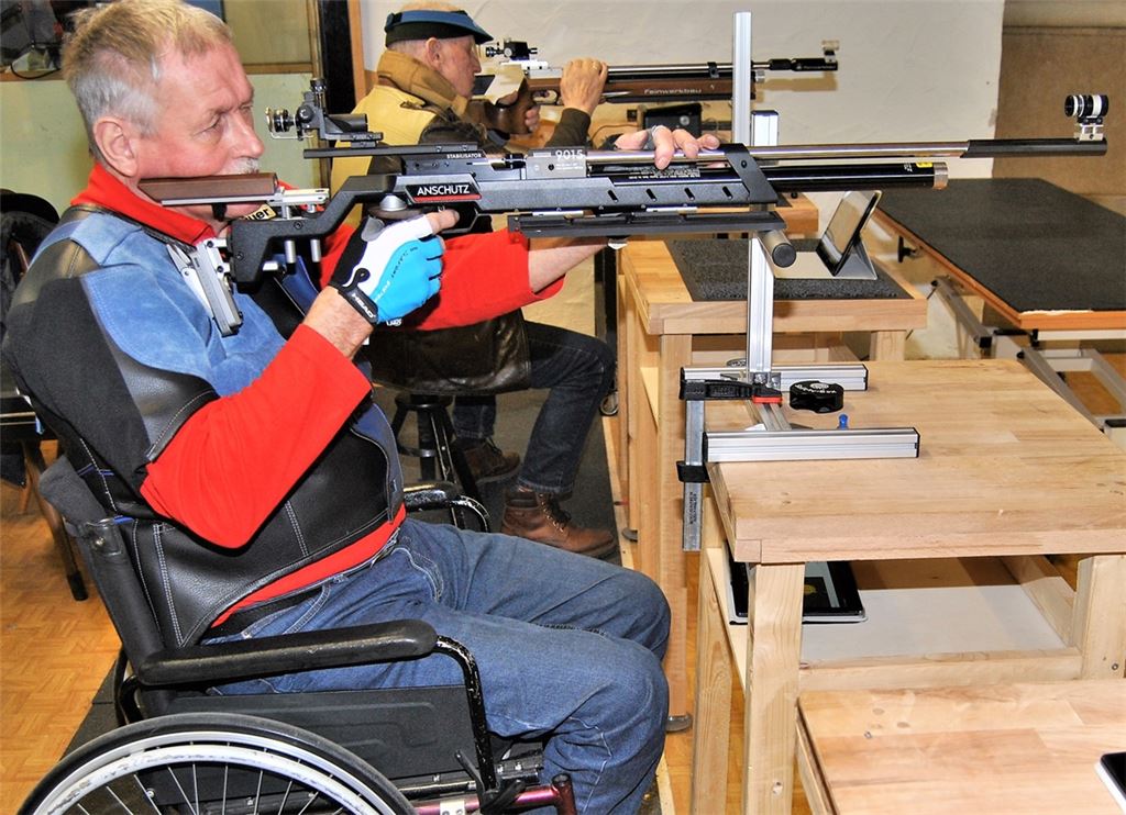 Mit dem Kleinkaliber-Gewehr gewinnt der Wiernsheimer Harald Lewald (im Hintergrund) den Titel. Oberschützenmeister Eugen Weiberle wird Dritter. Foto: Haller