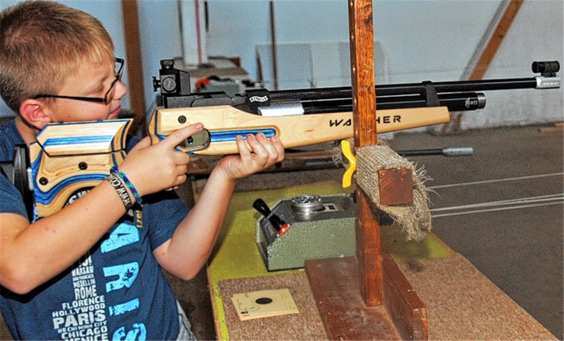Mit dem Luftgewehr dürfen Jugendliche ab dem zwölften Lebensjahr sportlich schießen. Ron Steinhauser wurde Stadtmeister beim Nachwuchs.  Foto: Haller
