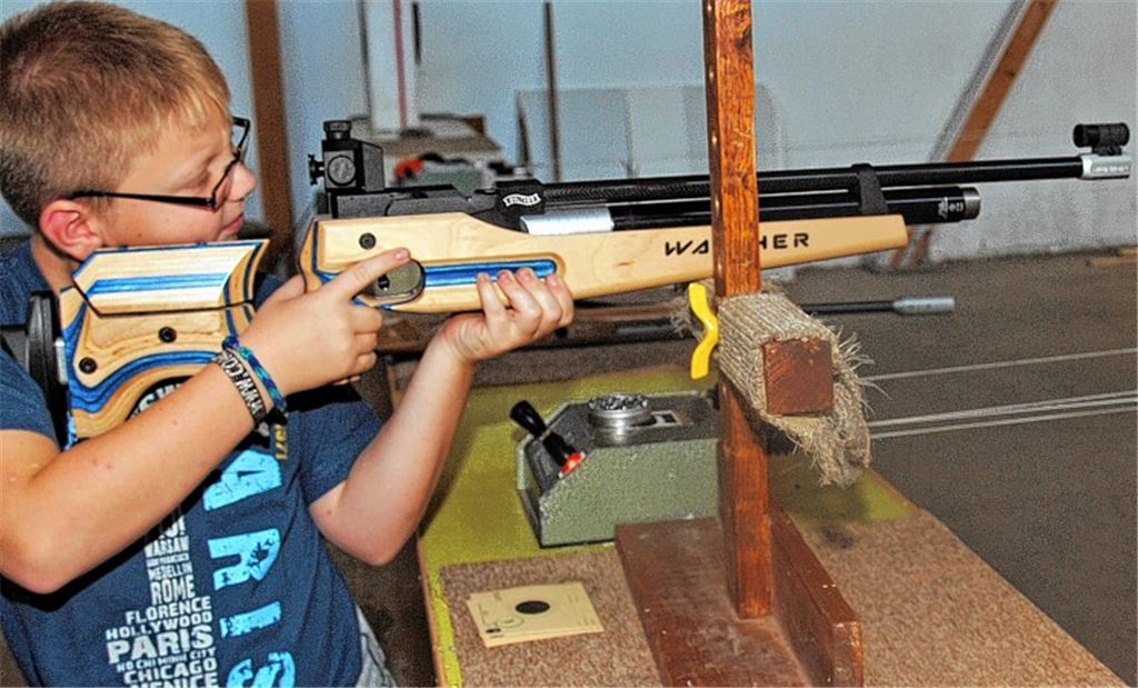 Mit dem Luftgewehr dürfen Jugendliche ab dem zwölften Lebensjahr sportlich schießen. Ron Steinhauser wurde Stadtmeister beim Nachwuchs.  Foto: Haller