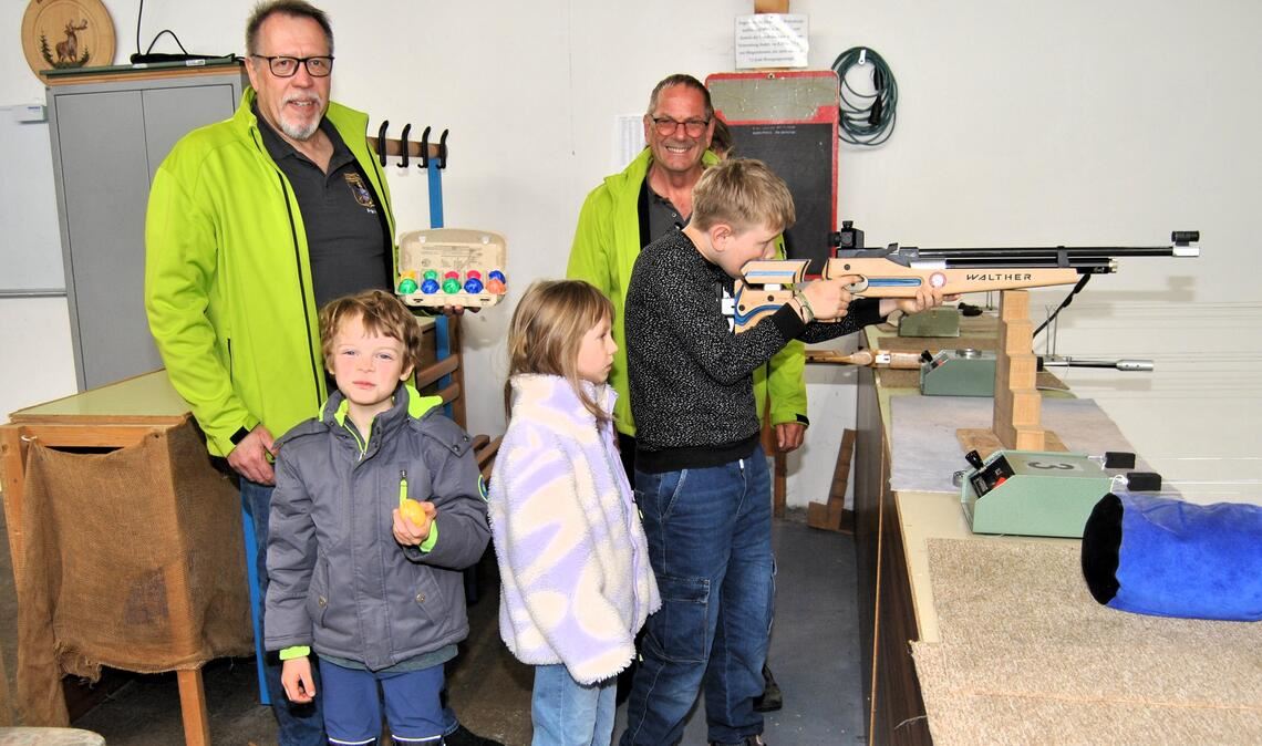 Mit dem Luftgewehr erschießt sich Henry (12, re.) zur Freude von Oberschützenmeister Edgar Müller und Schießleiter Frank Siegrist (li.) bunte Trophäen.