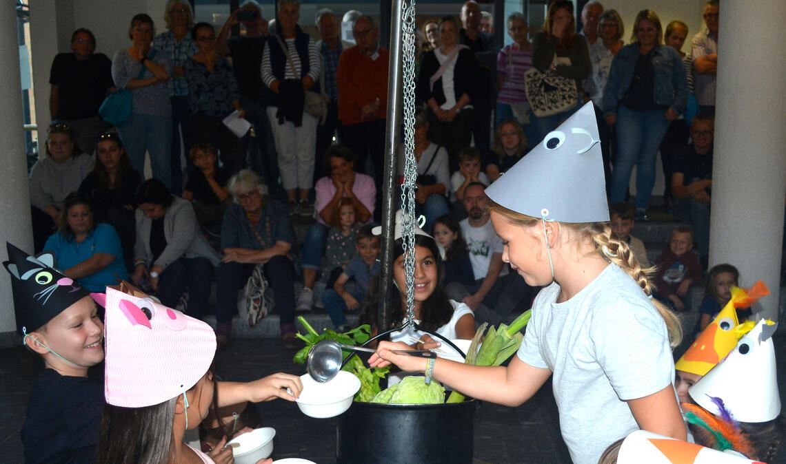 Mit dem Musical „Steinsuppe“ zeigen Grundschüler aus Großglattbach, dass auch sie Demokratie wichtig finden. Fotos: Stahlfeld