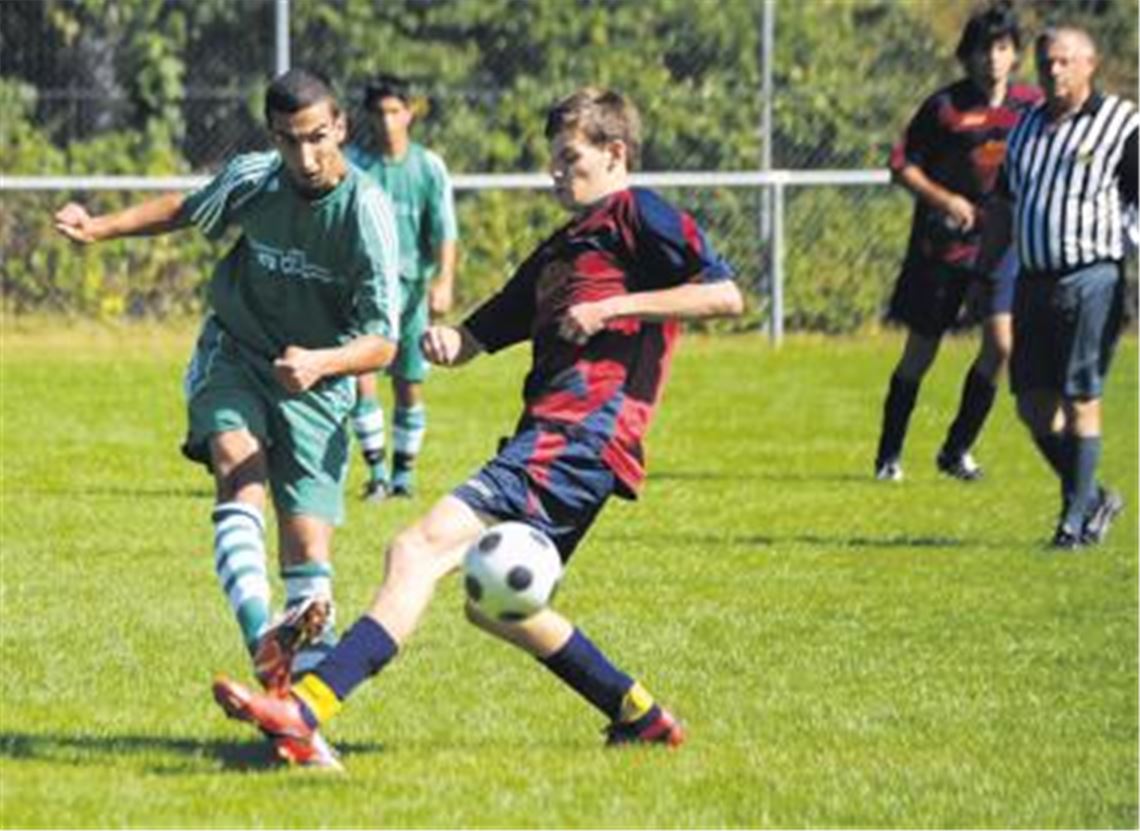 Mit dem Rückspiel gegen Zaisersweiher (in Grün) startet der TSV Ötisheim Anfang März auf eigenem Platz in die Rückrunde. Das Hinspiel endete 1:0 für Zaisersweiher.
Archivfoto: Fotomoment