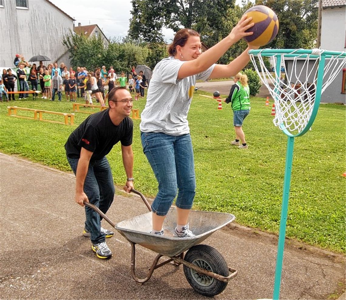 Mit dem Schubkarren geht es bei der „Schmie Challenge“ zum Korbwurf. Foto: Fotomoment