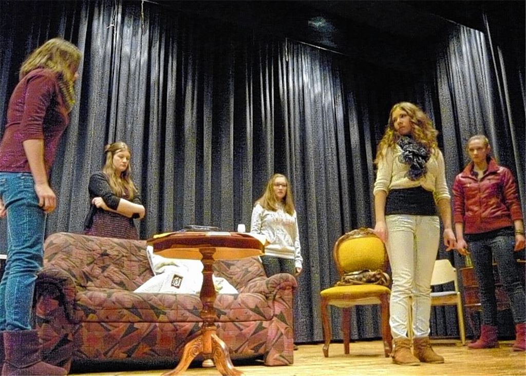 Mit dem Spaß ist es am gemeinsamen Wochenende der Studentinnen rasch vorbei: In der Schüler-Aufführung in englischer Sprache ist für mörderische Spannung gesorgt.