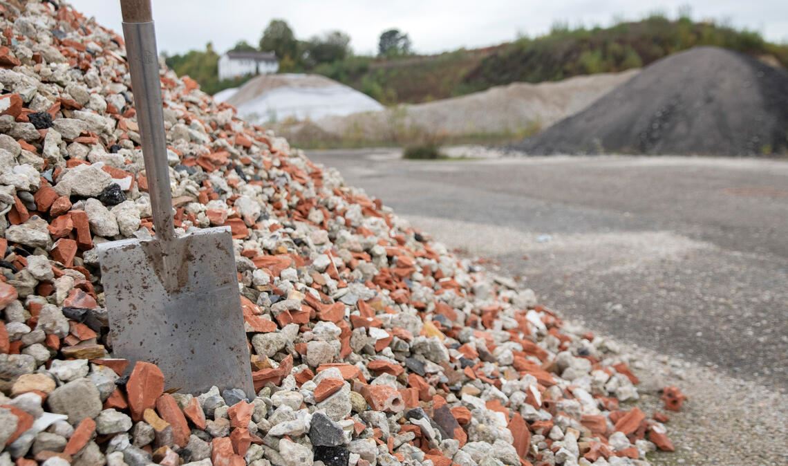 Mit dem Spatenstich kündigt sich eine neue Phase auf dem Weg zum Gebiet „Ziegelhöhe“ mit Seniorenheim, Kindergarten und Verbrauchermärkten an. Symbolbild: Fotomoment
