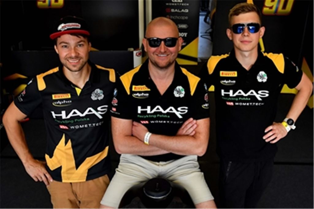 Mit dem Team LRP Poland will Dominik Vincon aus Knittlingen (li.) beim letzten Langstrecken-WM-Rennen an diesem Wochenende im tschechischen Most eine gute Platzierung herausfahren. Seine Mitstreiter sind Teamchef Bartlomiej Lewandowski und Kamil Krzemien. Foto: Mateusz Jagielski