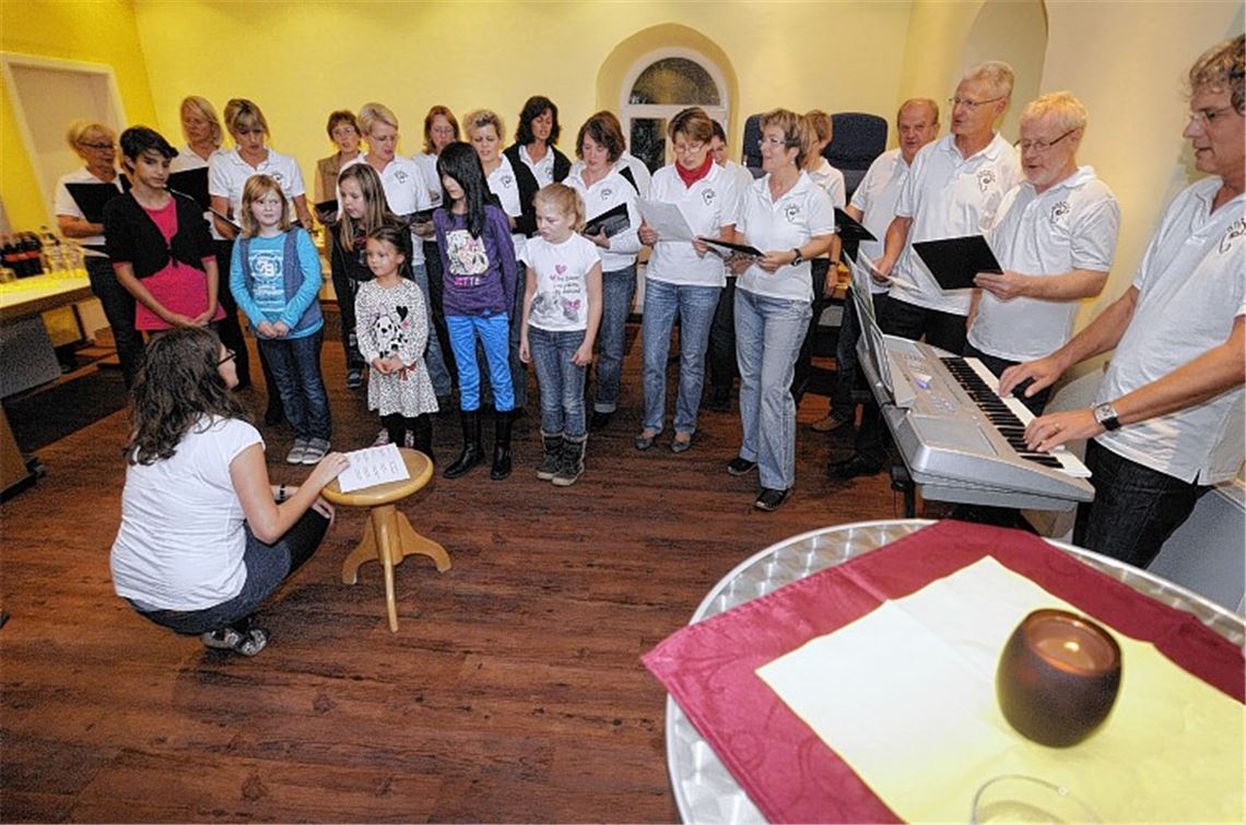 Mit dem „Waschhäusle“-Lied wird die gelungene Neugestaltung des Probenraums von den Chören „Ohrwurm“ und „Kids Hits“ des Liederkranzes Wiernsheim gefeiert.