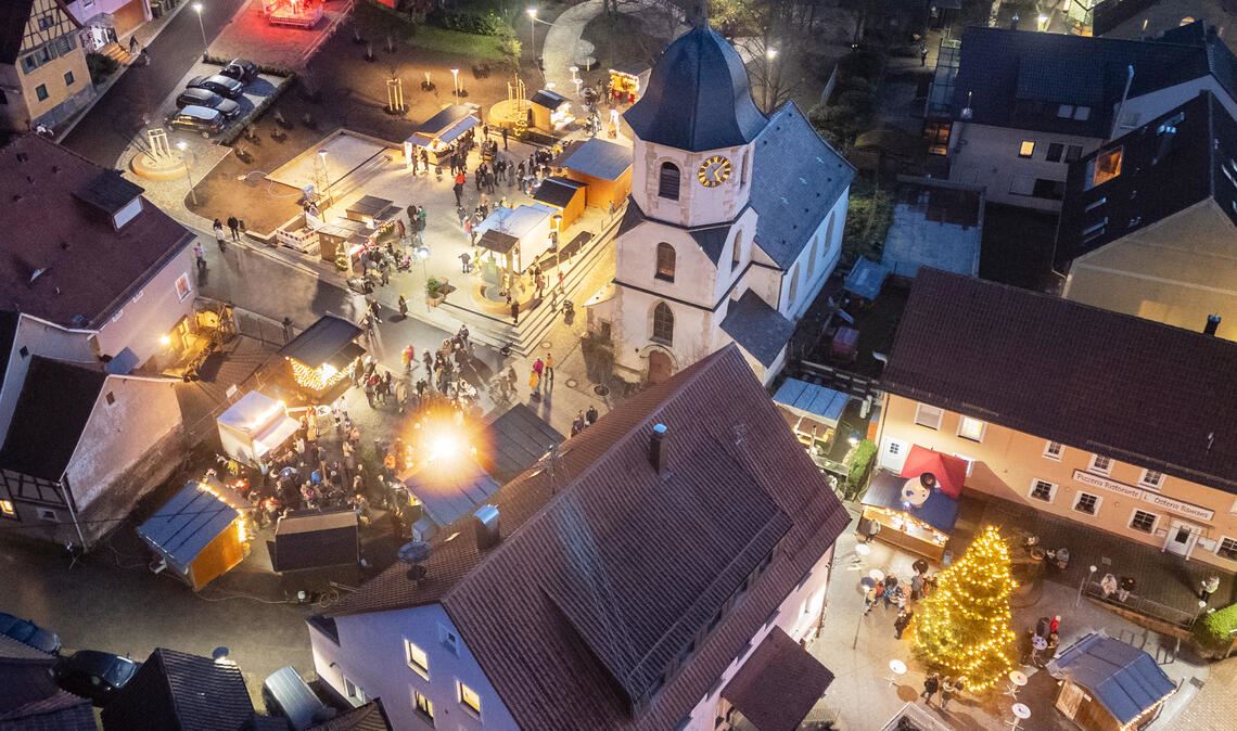 Mit dem Weihnachtsmarkt wird gleichzeitig die neue Ortsmitte von Sternenfels eingeweiht. Hier hat die Gemeinde über eine Million Euro investiert.Fotos: Fotomoment