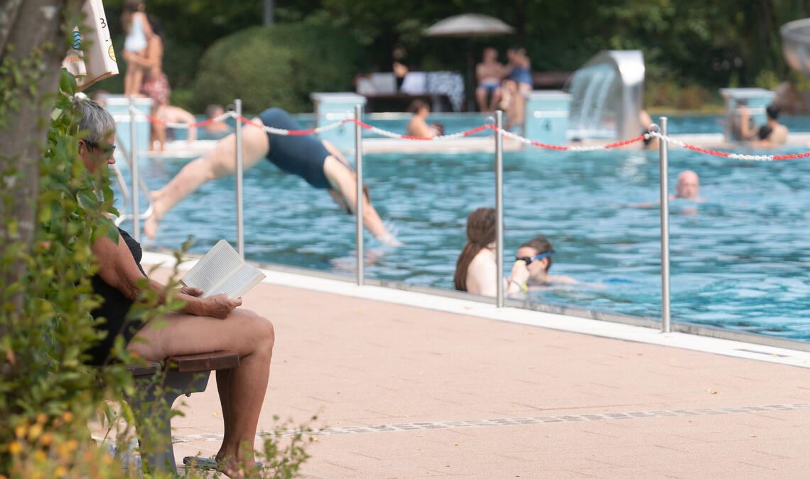 Mit dem Wetterumschwung nach der Hitze sind – hier eine Momentaufnahme vom Sonntag – vorübergehend ruhigere Tage im Mühlacker Freibad angebrochen. Fotos: Fotomoment