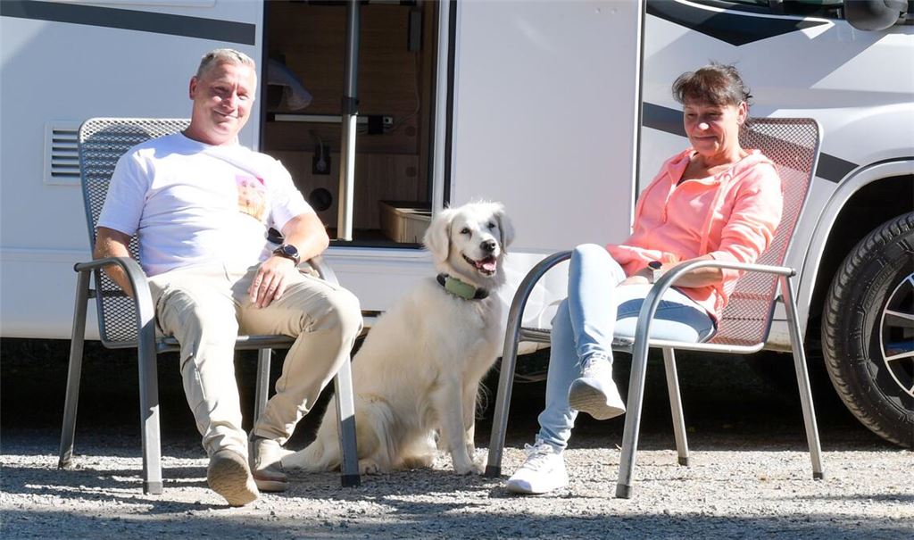 Mit dem Wohnmobil bereisen Patricia und Peter Reinbold andere Länder, und „Finja“ ist immer mit dabei. Fotos: privat/Reinbold