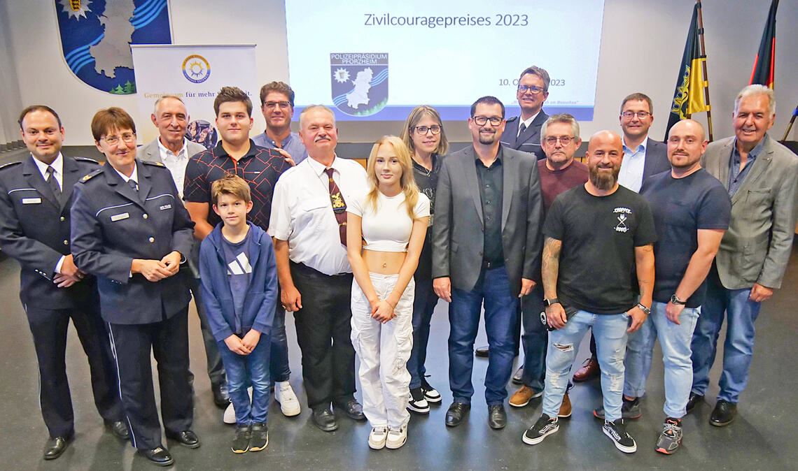 Mit dem Zivilcouragepreis dankt der Präventionsverein „Sicheres Pforzheim – Sicherer Enzkreis“ Bürgerinnen und Bürgern aus der Region, die sich in den Jahren 2022 und 2023 in dramatischen Situationen als Helferinnen und Helfer in der Not bewährt haben. Foto: Friedrich