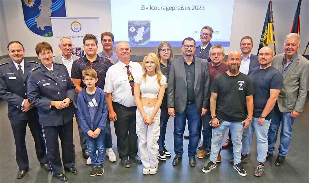 Mit dem Zivilcouragepreis dankt der Präventionsverein „Sicheres Pforzheim – Sicherer Enzkreis“ Bürgerinnen und Bürgern aus der Region, die sich in den Jahren 2022 und 2023 in dramatischen Situationen als Helferinnen und Helfer in der Not bewährt haben. Foto: Friedrich