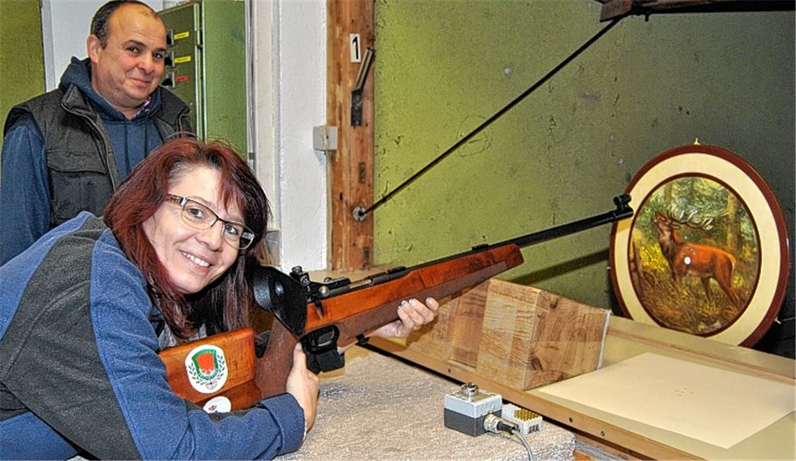 Mit dem besten Blattschuss darf sich Monika Geier über den Gewinn der direkt beschossenen Ehrenscheibe bei den Damen freuen, assistiert von Schießleiter Tony Bracale.