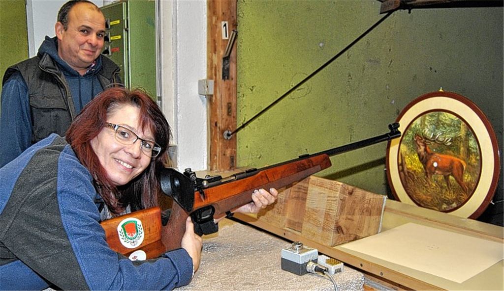 Mit dem besten Blattschuss darf sich Monika Geier über den Gewinn der direkt beschossenen Ehrenscheibe bei den Damen freuen, assistiert von Schießleiter Tony Bracale.