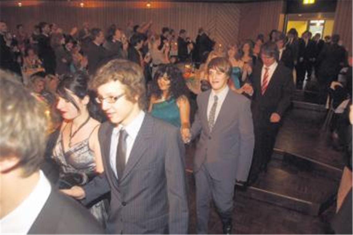 Mit dem feierlichen Einmarsch zur Musik der Showband L.A. Company beginnt der Abschlussball der Gymnasiasten mit rund 350 Gästen im Gottlob-Frick-Saal des Mühlehofs. Im Vorfeld hatten die Zehntklässler mit allerlei Widrigkeiten zu kämpfen. Gestern Abend führten Horst Wild vom gleichnamigen Tanzstudio und Lehrerin Sibylle Richter die Schar der Tanzschüler an. 
Foto: Fotomoment