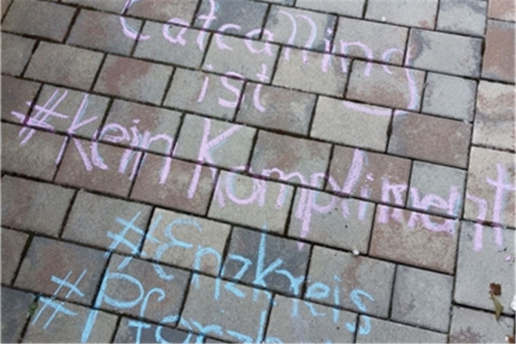 Mit dem nationalen Anti-Catcall-Tag am zweiten Freitag im Juni machen die Gleichstellungsbeauftragten bundesweit auf nicht akzeptables Benehmen wie beispielsweise anzügliche Sprüche aufmerksam. Foto: Enzkreis/Golomb