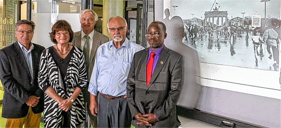 Mit dem neuen Konzept für das DDR-Museum wollen (v. li.) Hermann Mayer, Birgit Kipfer und Dr. Thomas Paeffgen von der Stiftung Lernort Demokratie sowie Volker Römer vom Verein „Gegen das Vergessen“ das Geschichtsbewusstsein schärfen. Gast bei der Stifterversammlung: der ehemalige Vertragsarbeiter Joao Augusto aus Mosambik (re.). Foto: Goertz