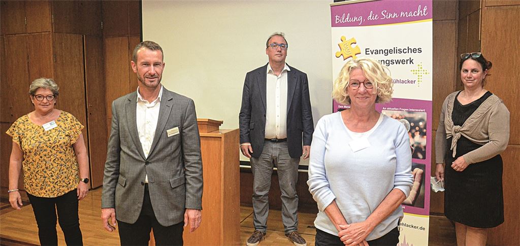 Mit dem schwierigen Thema des assistierten Suizids befassen sich beim „Themenabend Sterben“ in der Mühlacker Pauluskirche die Palliativ-Fachkraft Hannelore Stegmaier, Hospiz-Geschäftsführer Martin Gengenbach, Diakon Michael Gutekunst, Krankenschwester Susanne Jost und Pfarrerin Christine von Wagner (v.li.). Foto: Bischoff-Krappel
