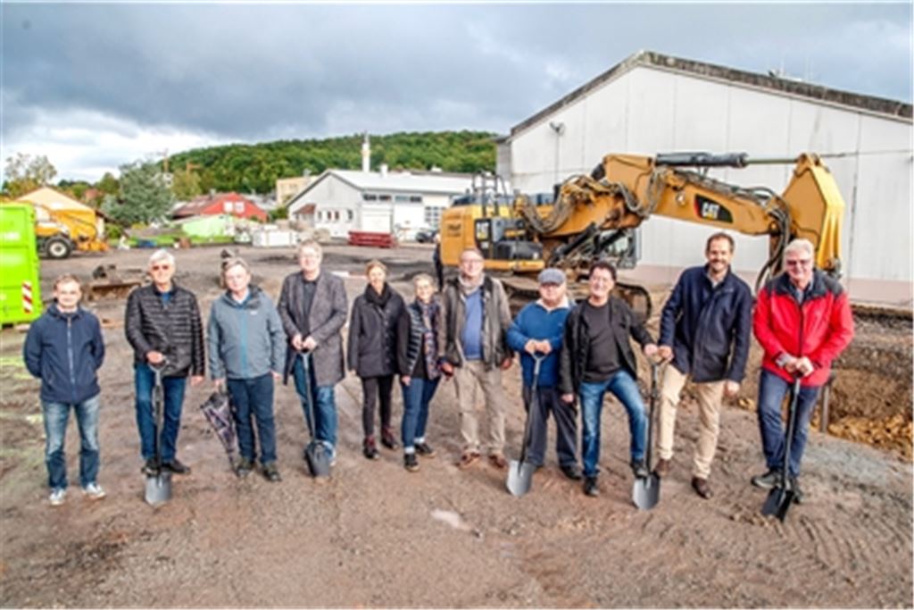 Mit dem symbolischen Spatenstich beginnt der Bau der neuen Straßenmeisterei im Gewerbegebiet Talweg in Maulbronn. Foto: Fotomoment