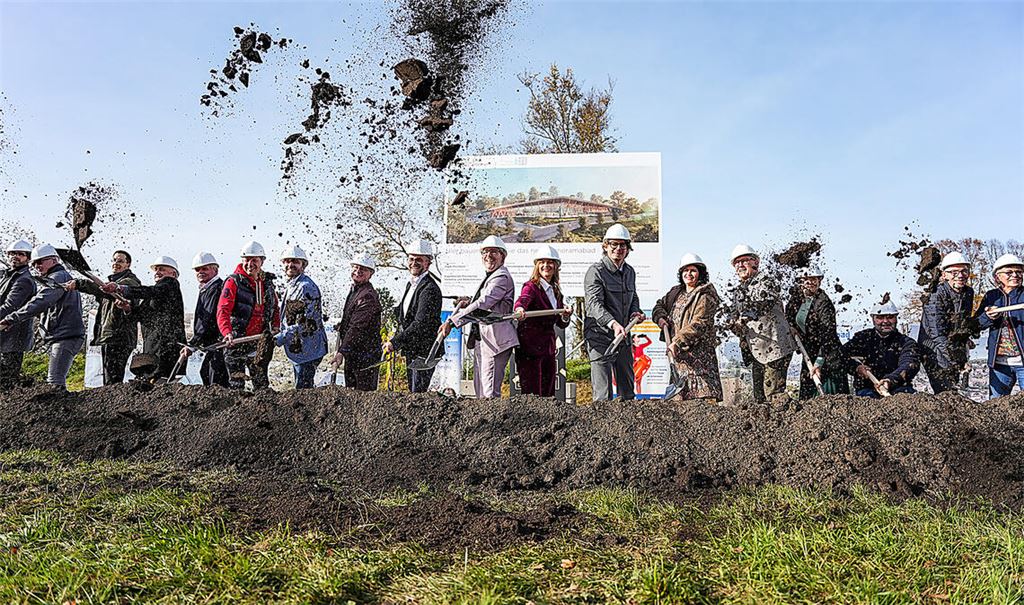 Mit dem symbolischen Spatenstich startet der Ausbau des Wartberg-Freibads zum „Panoramabad“.Foto: © Stadt Pforzheim/Ljiljana Berakovic