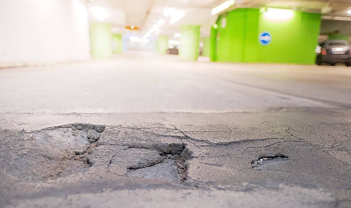 Mit den 15,7 Millionen Euro, die aus dem Sondervermögen des Bundes für die Infrastruktur fließen, könnte die Stadt Mühlacker – theoretisch – auf einen Schlag die Sanierung der Tiefgarage Stadtmitte bezahlen. Theoretisch deshalb, weil noch eine Verwaltungsvorschrift zu den Details fehlt und damit der mögliche Verwendungszweck noch nicht schwarz auf weiß geregelt ist. Außerdem kann der Gemeinderat für den Einsatz des Geldes auch völlig andere Prioritäten setzen oder die Summe aufsplitten. Foto: Archiv