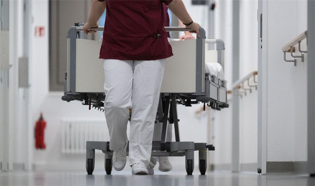Mit den Aktionen wollen die Mitarbeiter und die Klinikbetreiber gegen das von der Bundesregierung geplante Sparpaket zur finanziellen Stabilisierung der Krankenkassen protestieren.
