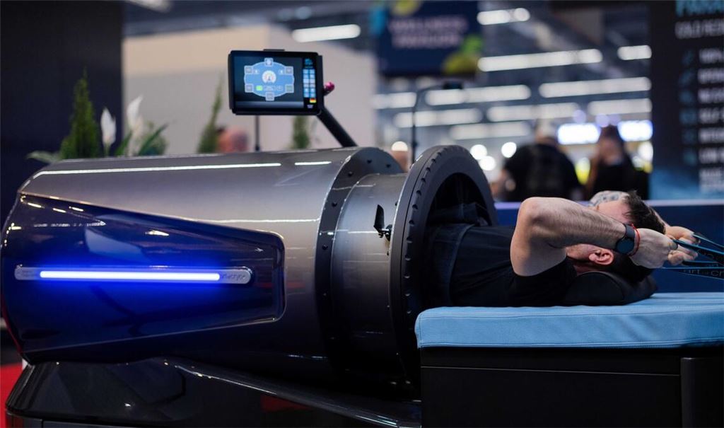 Mit den Armen trainieren, während der restliche Körper im "Flow System" des Geräteherstellers Art of Cryo durch Über- und Unterdruck stimuliert wird.