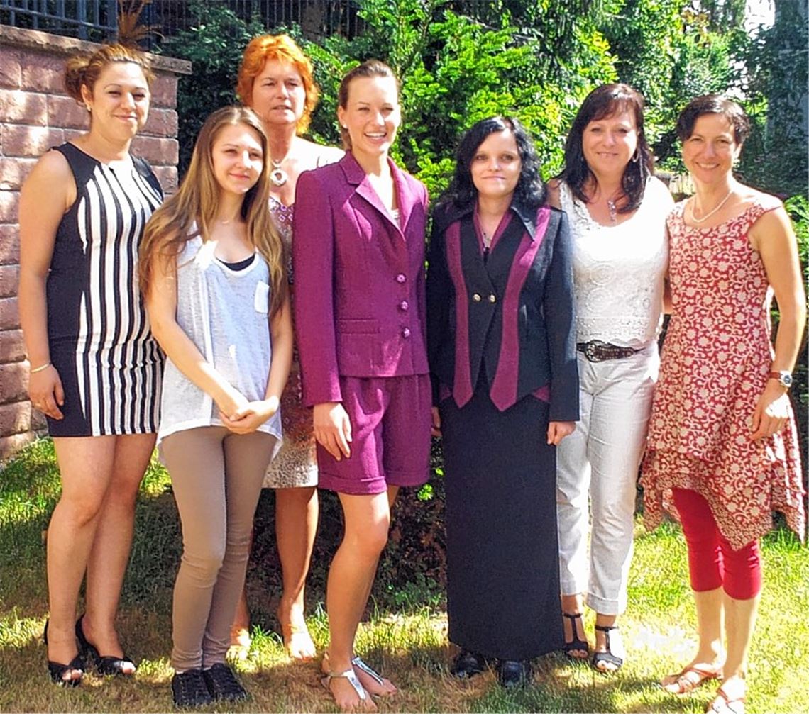 Mit den Auszubildenden freuen sich Ausschussvorsitzende Katharina Winter (3. v. li), Obermeisterin Susanne Mühlberger (2. v. re.) und Lehrerbeisitzerin Sigrid Schwartz (re.).