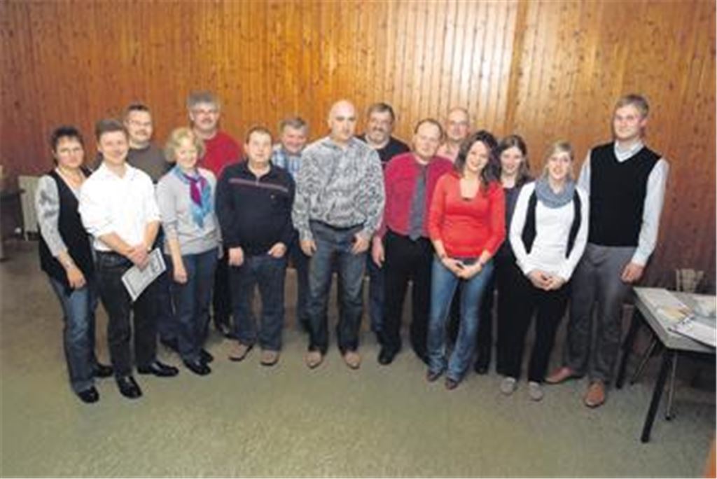 Mit den Geehrten des Vereins sind hier die neu gewählten Vorstandsmitglieder Mathias Munzig (re.), Sandy Althans (3. v. re., vorne), Edgar Mantei (4. v. re, vorne), Georg Scholz (re., hinten) und Thomas Kaiser (5. v. re., vorne) zu sehen, während der bisherige Kassier Roland Mannhardt (4. v. li., hinten) nicht mehr kandidierte. Foto: Fotomoment