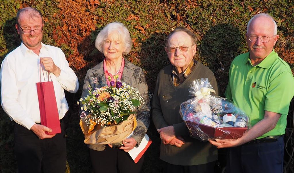 Mit den Vorsitzenden Ulrich Gommel (li.) und Harald Schulzek (re.) freuen sich Herwarth Wissmann und Ilse Werner über ihre Ehrungen für langjährige Mitgliedschaft. Foto: Müller