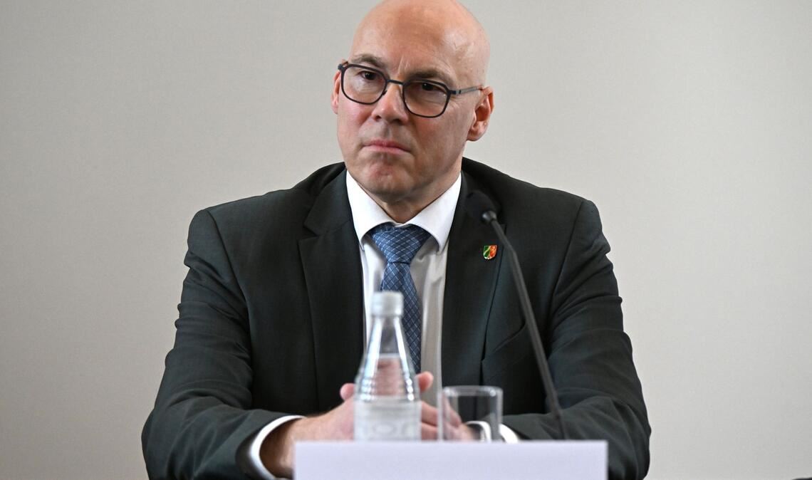 Mit den Waffen hätten Kriminelle verheerende Verbrechen verüben können, sagt Oberstaatsanwalt Wolf-Tilman Baumert.