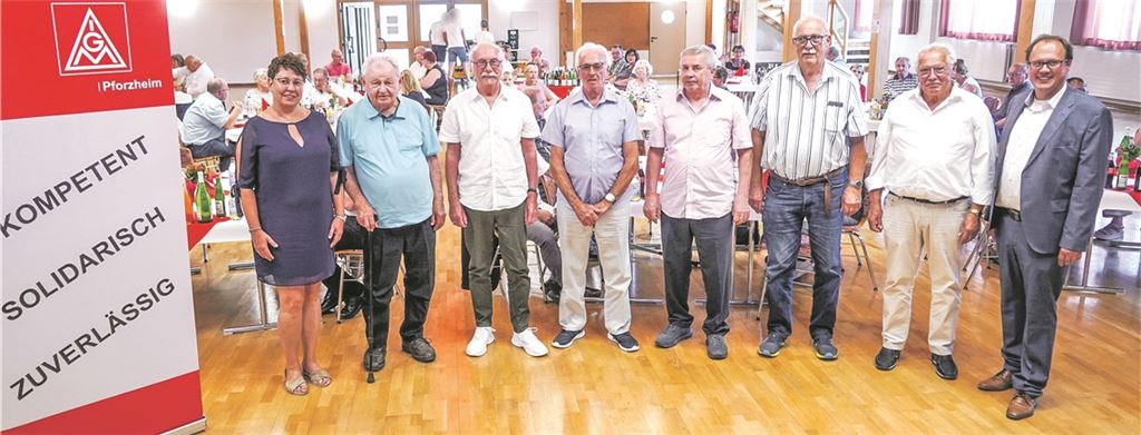 Mit den für 60-jährige Mitgliedschaft Geehrten freuen sich Erste Bevollmächtigte Liane Papaioannou (li.) und DGB-Landesvorsitzender Kai Burmeister (re.). Foto: Roller