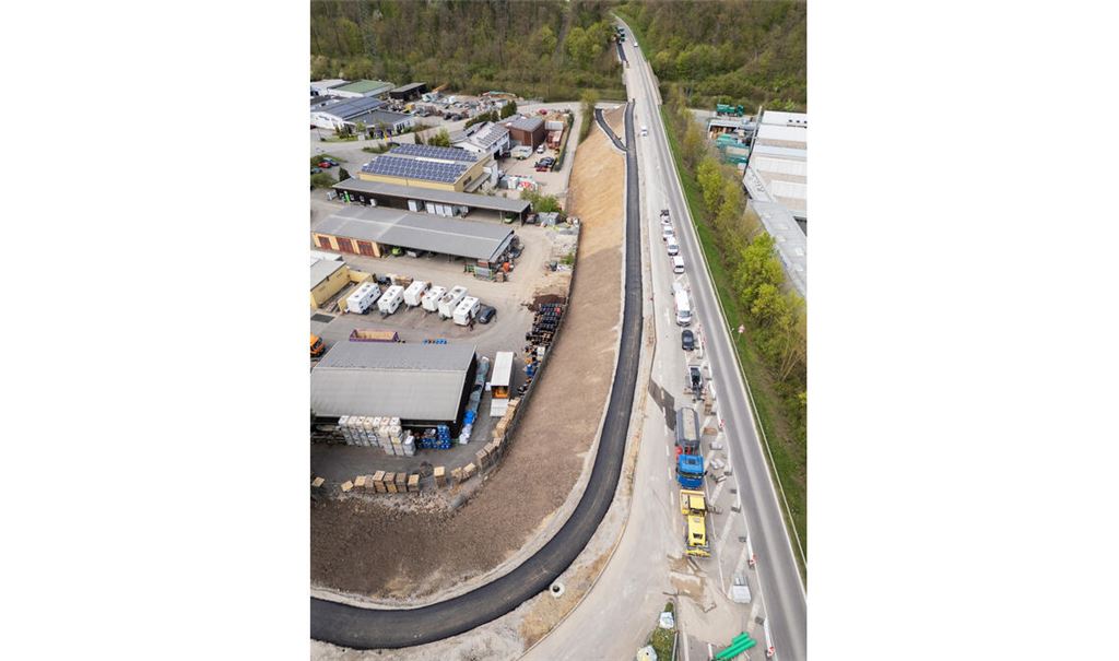 Mit der Asphaltierung zeigt sich jetzt auch deutlicher der Verlauf des neuen Radwegestücks zwischen der Industriestraße und der Brücke über die Bahn. Foto: Fotomoment