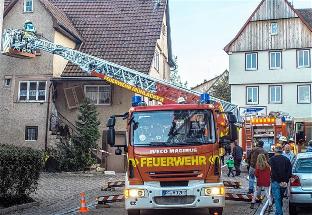 Mit der Drehleiter aus Mühlacker werden Menschen aus dem Fenster geholt.