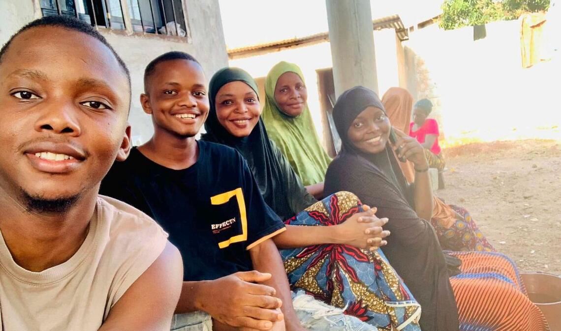 Ein Schaffer mit Wurzeln in Sierra Leone Mit der Familie bei einem Besuch im November 2024. Vielleicht kommt irgendwann ja auch der kleine Bruder nach Pforzheim nach – und wird wie sein Vorbild Fliesenleger.