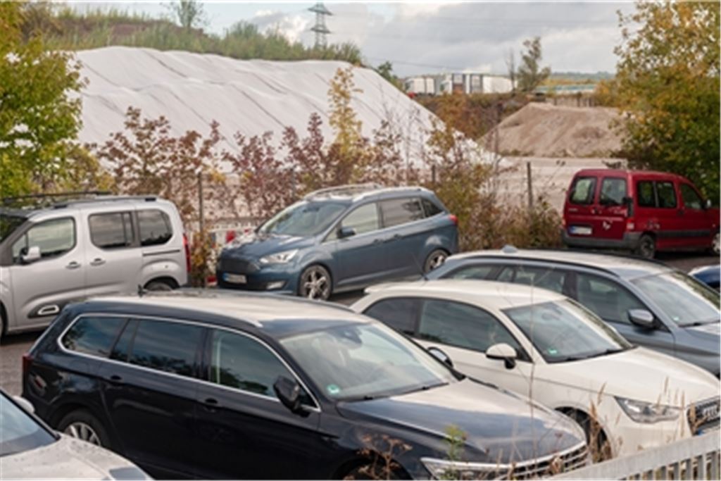 Mit der Frage, wo künftig in der Ziegelei wie viele Autos parken, hat sich der Gemeinderat beschäftigt – und grünes Licht für einen Vorschlag des Bauamts gegeben. Symbolbild: Fotomoment