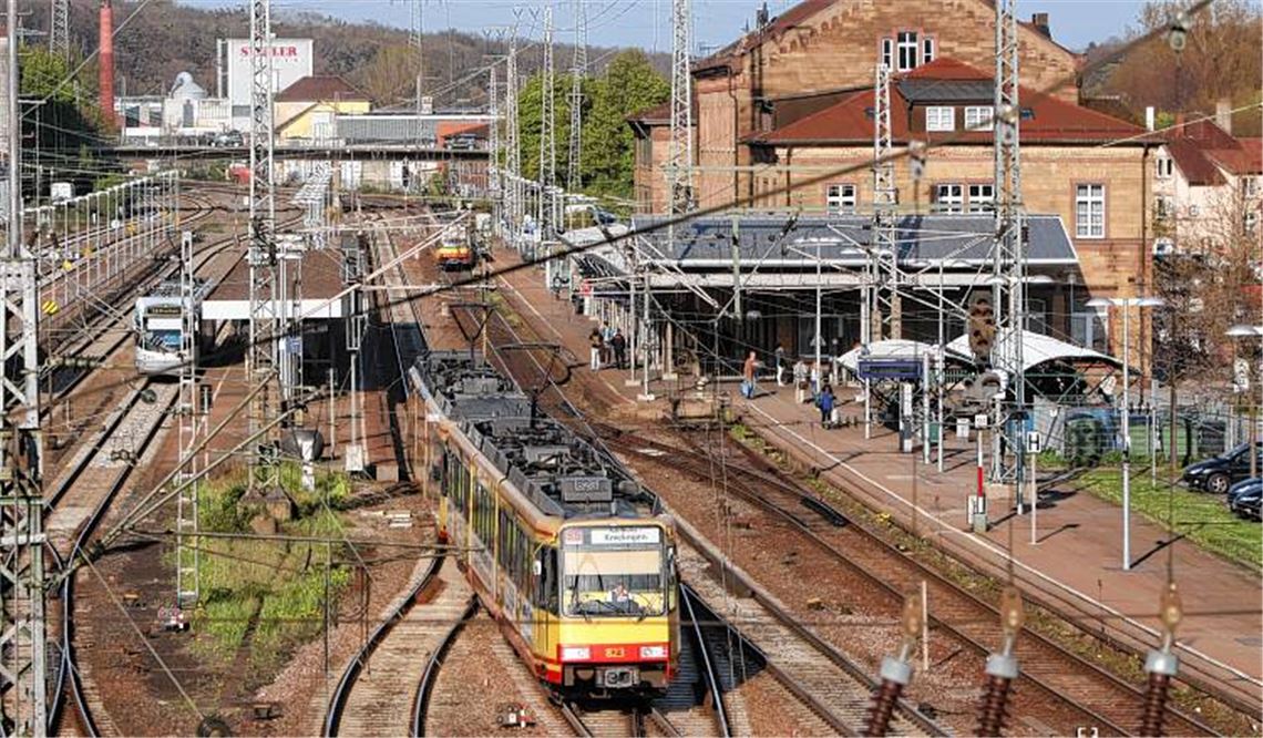 Mit der Gartenschau 2015 rückt auch der Mühlacker Bahnhof in den Fokus. Beim geplanten Umbau geht es nicht um eine Verschönerung der Gebäude, sondern um mehr Bequemlichkeit für die Fahrgäste. Dafür werden – voraussichtlich in zwei Schritten vor und nach dem Grünprojekt – an den Bahnsteigen drei Aufzüge eingebaut und die Bahnsteige an das Niveau der modernen Züge angepasst.