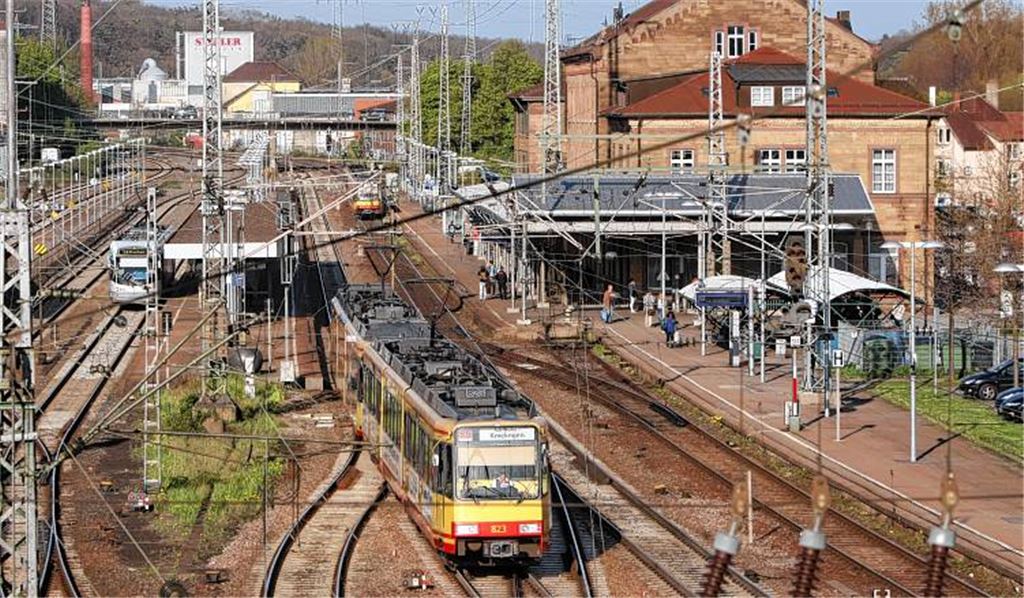 Mit der Gartenschau 2015 rückt auch der Mühlacker Bahnhof in den Fokus. Beim geplanten Umbau geht es nicht um eine Verschönerung der Gebäude, sondern um mehr Bequemlichkeit für die Fahrgäste. Dafür werden – voraussichtlich in zwei Schritten vor und nach dem Grünprojekt – an den Bahnsteigen drei Aufzüge eingebaut und die Bahnsteige an das Niveau der modernen Züge angepasst.