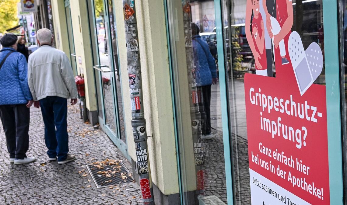 Mit der Grippe- kann man sich auch gleichzeitig die Corona-Impfung verabreichen lassen. (Archivbild)