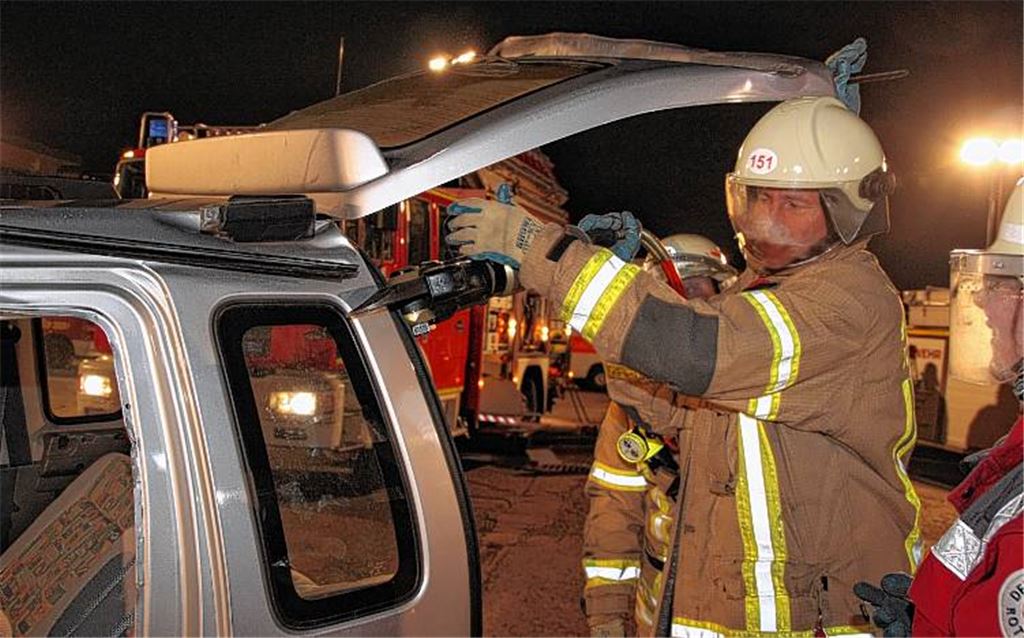 Mit der Hydraulikschere lassen sich Autodächer aus der Karosserie herausschneiden, um eingeklemmten Personen zu helfen. Dabei können Minuten über Tod oder Leben entscheiden.