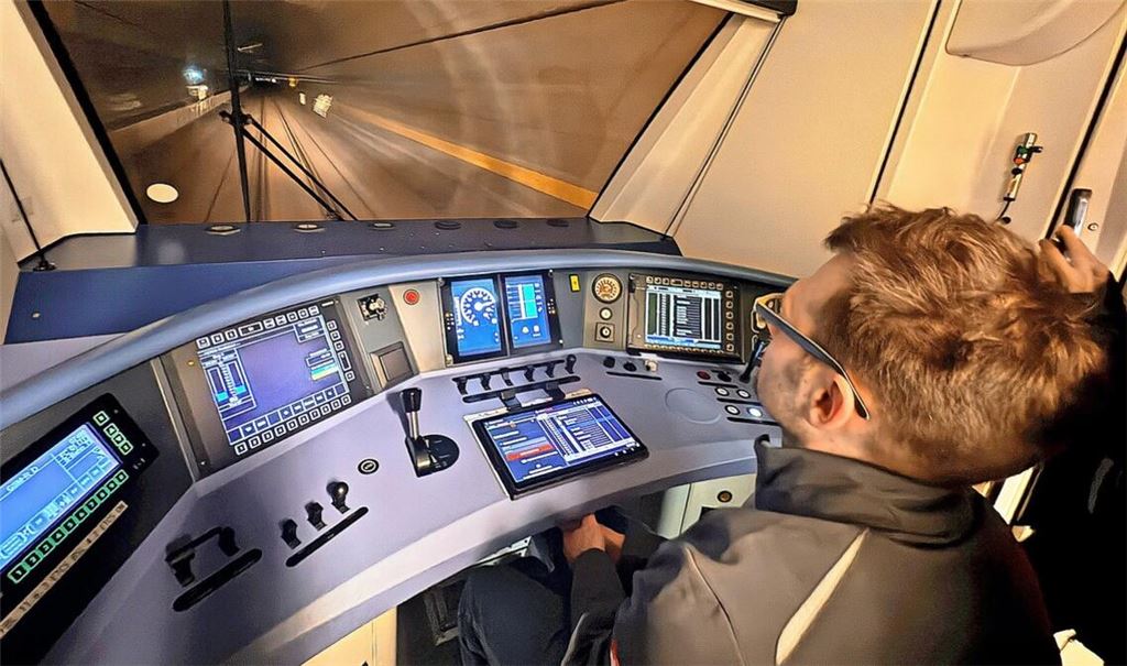 Mit der S-Bahn über die ICE-Strecke: Bei einer nächtlichen Fahrt wird zwischen Wendlingen und Ulm in S-Bahnzügen die neue digitale Zugsicherungstechnik getestet.