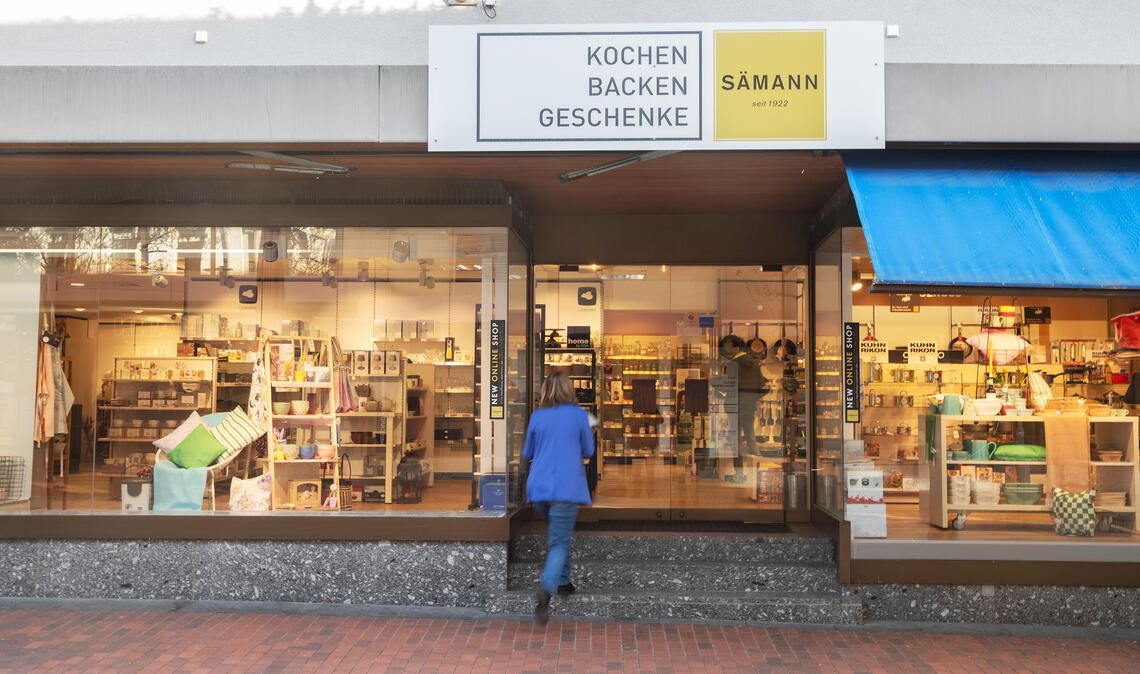 Bestandsanalyse: Was gibt es in der Mühlacker Innenstadt - und wie viele Leerstände sind es? Mit der Schließung des Standorts des Kaufhauses Sämann drohen gleich auf beiden Seiten der Fußgängerzone – hier Sämann Schreibwaren gegenüber vom Haupthaus – neue Leerstände. Citymanager Steffen Roller will zumindest eine verwaiste Fläche an der Bahnhofstraße über ein Pop-up-Konzept neu beleben. Fotos: Fotomoment, Deeg (8)