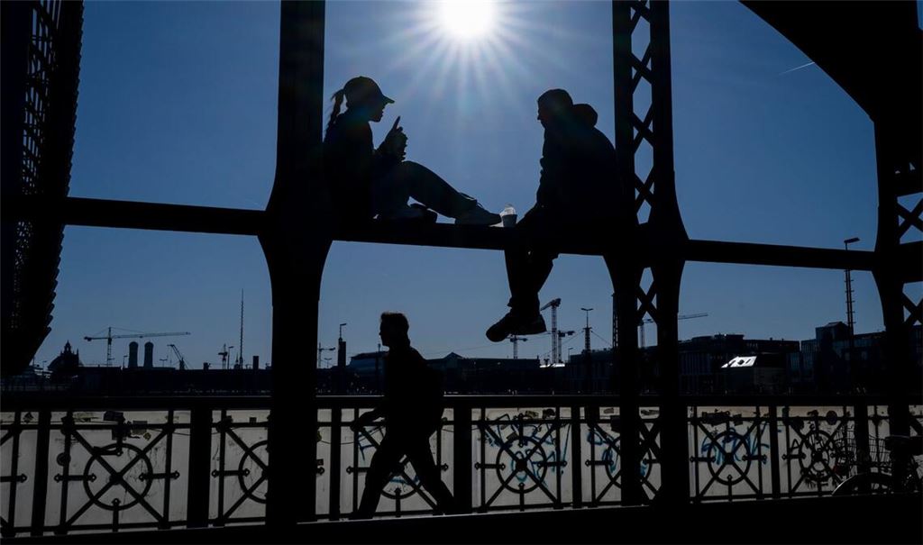 Mit der Zeitumstellung bleibt abends mehr Zeit, die Sonne zu genießen. Wie hier auf der Hackerbrücke in München. (Archivbild)