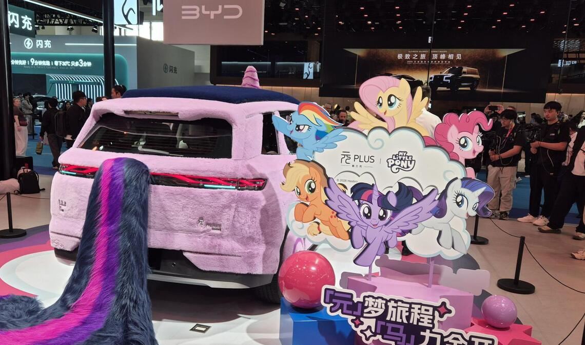 Mit der ausgefallene Präsentation zieht der chinesische Hersteller sicherlich die Blicke auf den Atto 3 – so heißt der SUV, der sich unter dem Fell versteckt.