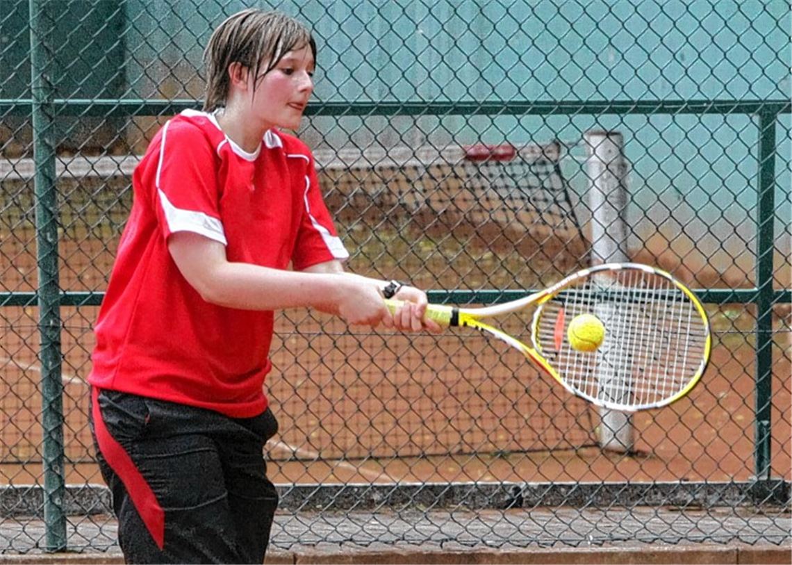 Mit der beidhändigen Rückhand macht Elena Weinert von den TF Lienzingen im Turnier der weiblichen U16 Druck. Foto: Eigner