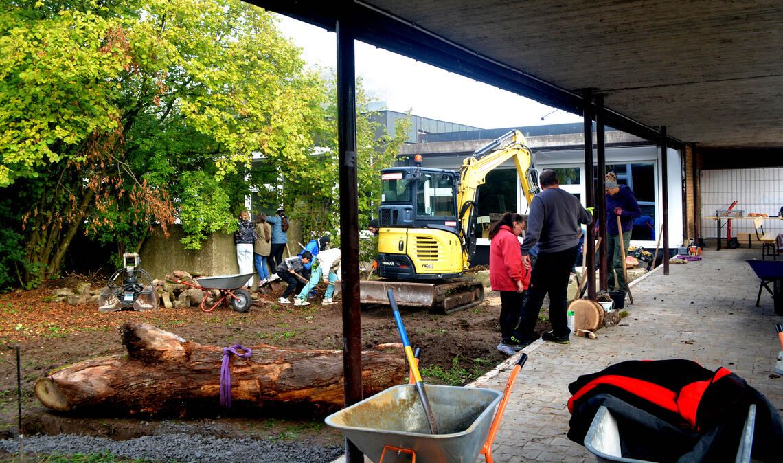 Mit der ersten „Mitmachbaustelle“ ist in Illingen der Startschuss zur umfassenden Neugestaltung des Schulhofs der „Schule am Stromberg“ gefallen. Fotos: Stahlfeld