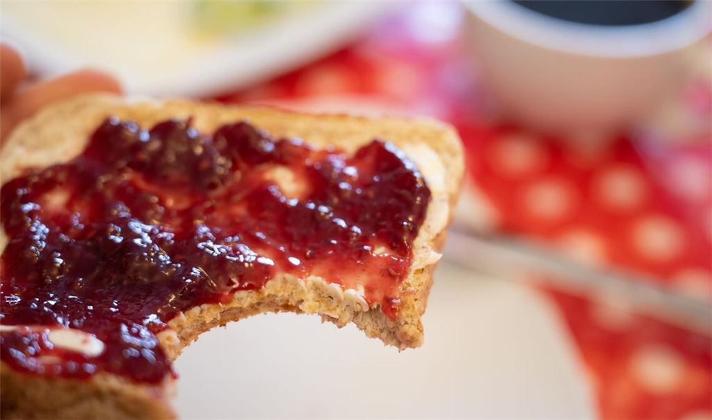 Mit der nun in Kraft getretenen Verordnung ist die Wortklauberei um "Konfitüre" und "Fruchtaufstrich" vom (Frühstücks-)Tisch. (Symbolbild)