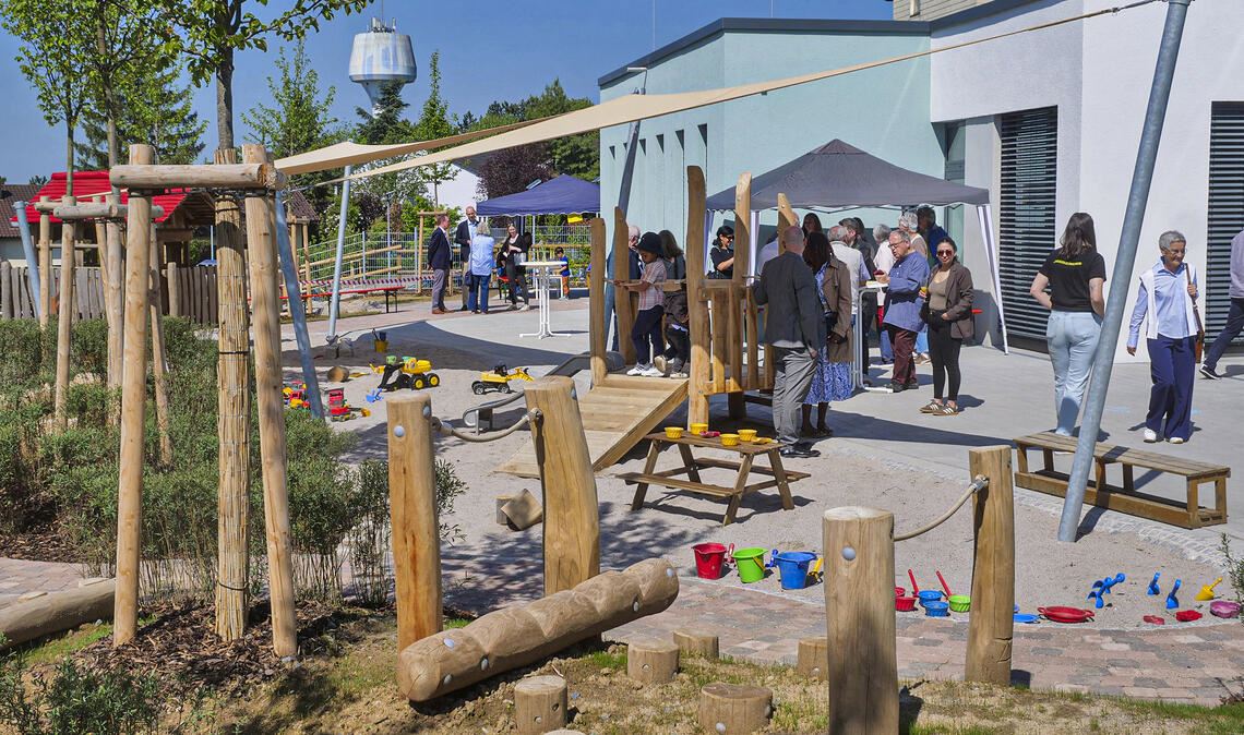 Mit der offiziellen Einweihung des Gartengeländes hat die Kinderbetreuung „Rabennest“ ein zweites Wohnzimmer unter freiem Himmel bekommen. Foto: Friedrich