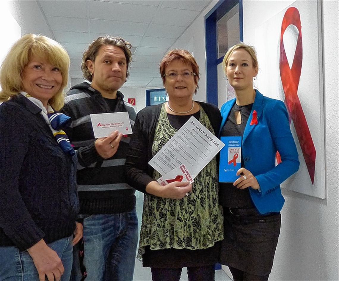 Mit der roten Schleife unterwegs, und das nicht nur am 1. Dezember (v. li.): Roswitha Kull, Georg Jonczyk, Iris Augenstein (stellvertretende Vorsitzende Aids-Hilfe) und Heike Sabisch.
